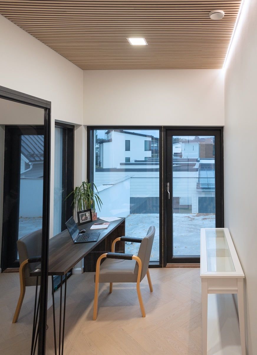 L'illuminazione della sala di lavoro utilizza sia la luce spot che la luce indiretta. © LedStore.fi